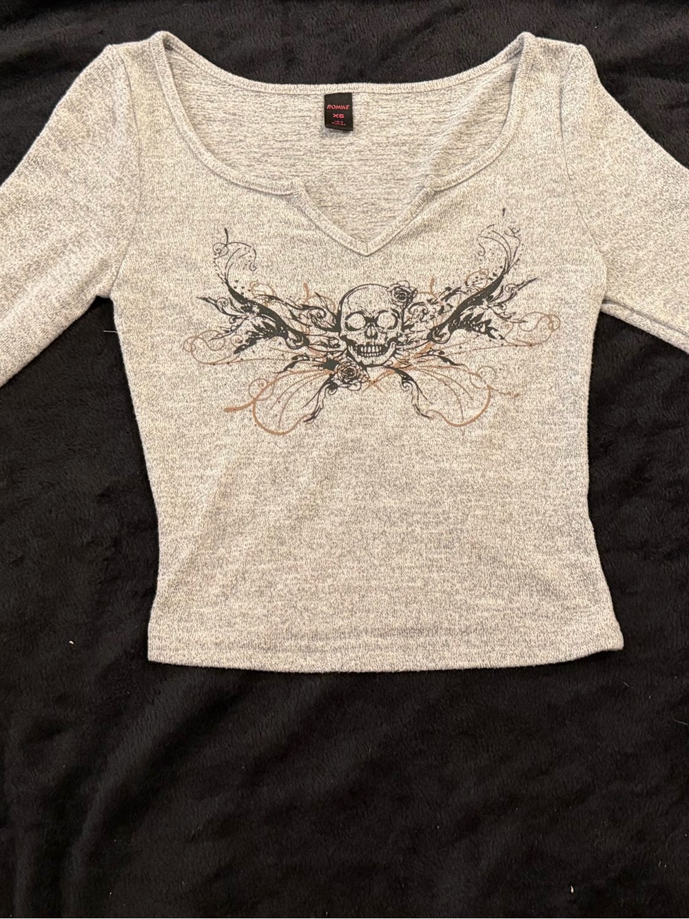 ROMWE Gray V-Neck Long Sleeve Top with Skull Graphic